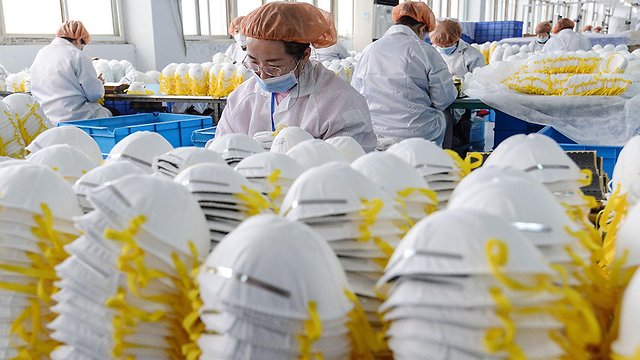 Производство защитных масок в Китае. Фото: AFP