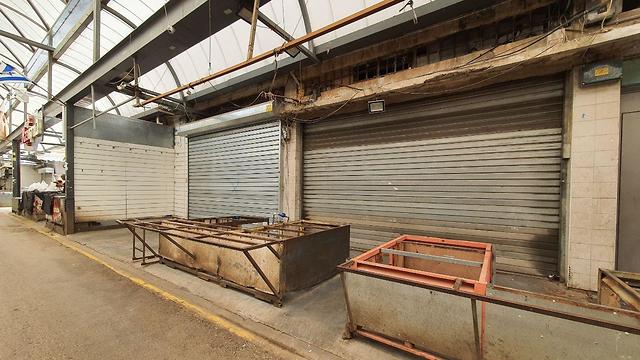 שוק רמלה ריק בשישי בצהריים בעקבות נגיף הקורונה (צילום: שמוליק דודפור)