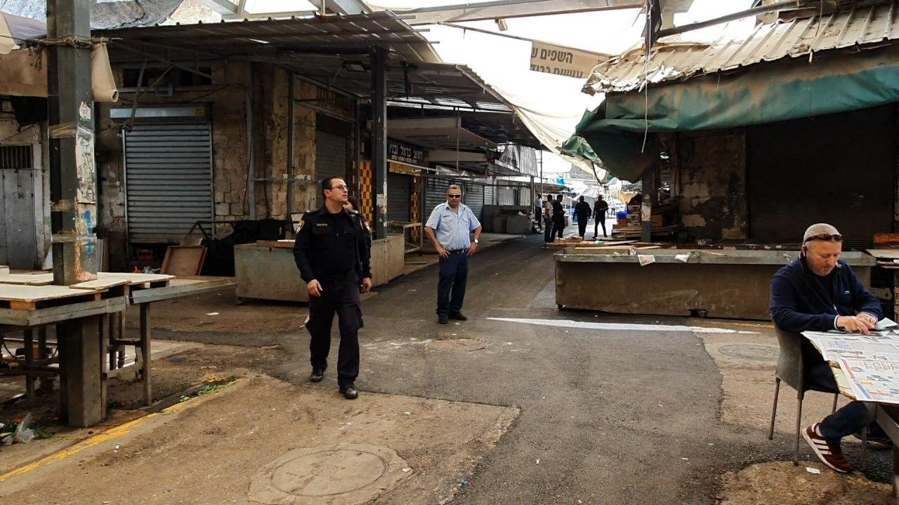 פיקוח ואכיפה בשוק רמלה בשישי בצהריים בעקבות נגיף הקורונה (צילום: שמוליק דודפור)