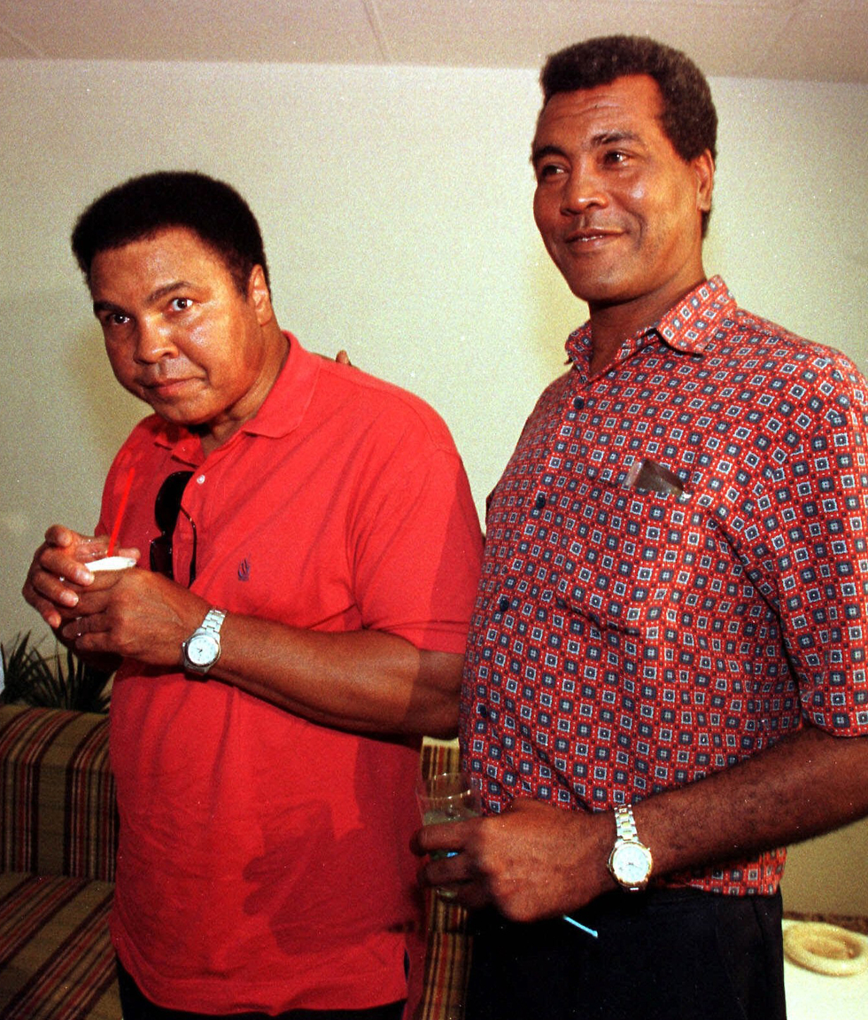 תיאופילו סטיבנסון עם מוחמד עלי ב-1998 (צילום: AP)