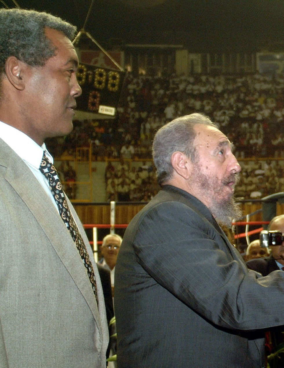 סטיבנסון עם קסטרו ב-2002. נאמן עד הסוף (צילום: AP)