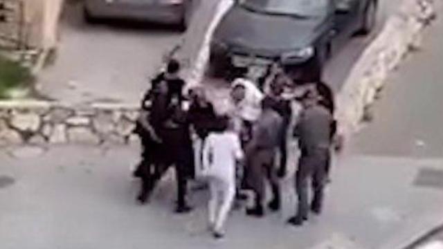  שוטרים הותקפו בקריית אתא (צילום: חדשות חיפה והקריות)
