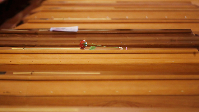 ורד על ארונות מתים ב כנסיית סן ג'וזפה ב סריאטה צפון איטליה (צילום: AP)