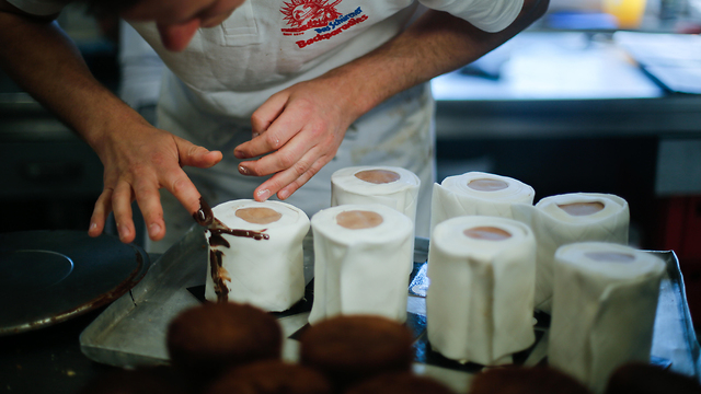 נגיף קורונה אופה מאפייה עוגות בצורת נייר טואלט גרמניה (צילום: רויטרס)