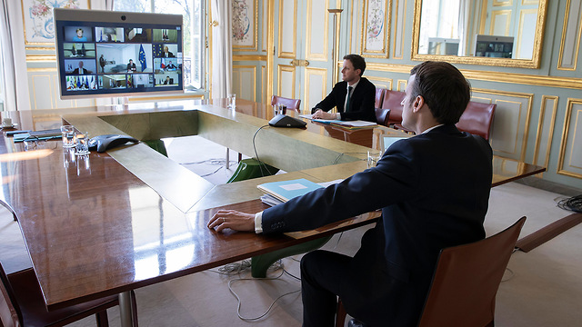 נגיף קורונה נשיא צרפת עמנואל מקרון שיחה עם מנהיגי האיחוד האירופי (צילום: AP)