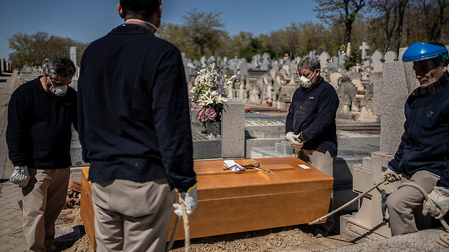 נגיף קורונה ספרד מדריד הלוויה של מת מ הנגיף (צילום: AP)