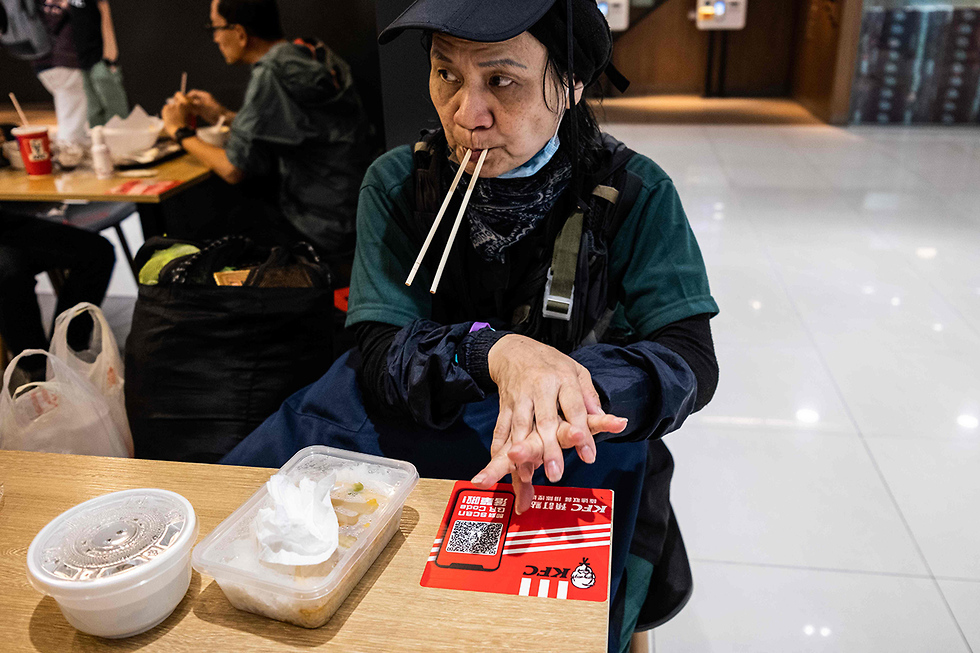 נגיף קורונה הונג קונג מקדונלדס חסרי בית מיי מיי מקפליטה 3 שנים (צילום: AFP)