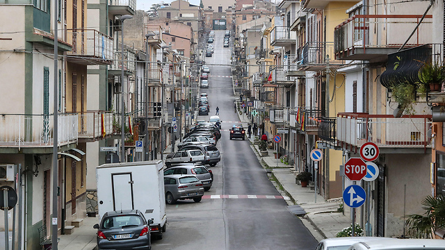 נגיף קורונה איטליה סיציליה רחובות ריקים עיר ליד פאלרמו (צילום: EPA)
