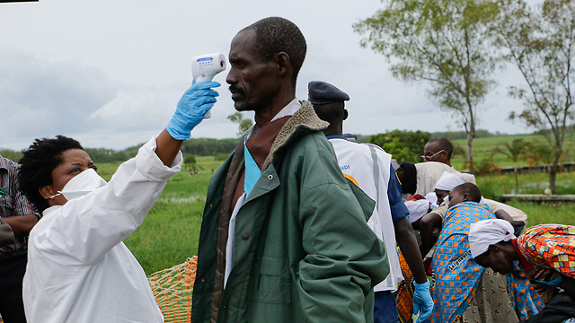 Бурунди: измеряем температуру. Фото: AFP