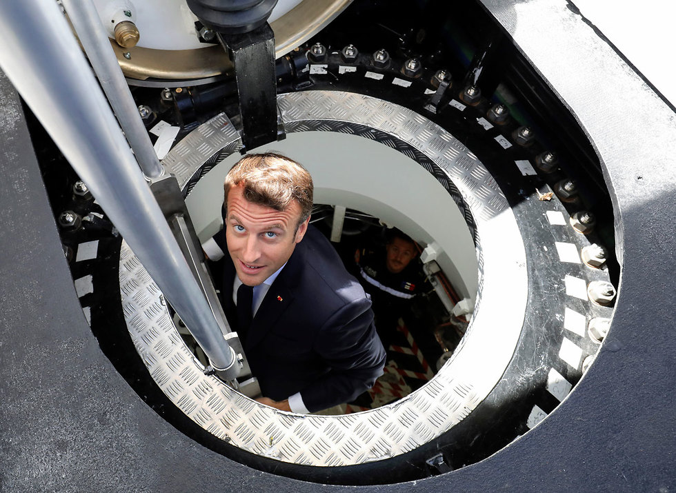 צרפת הנשיא עמנואל מקרון ב צוללת (צילום: AP)