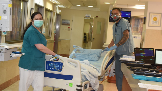 טיפול בחולי קורונה במרכז הרפואי סורוקה (צילום: דוברות מרכז רפואי סורוקה)