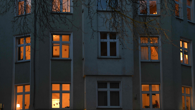בניין מגורים משפחות בבתים הסגר סגר נגיף קורונה דורטמונד גרמניה (צילום: AFP)