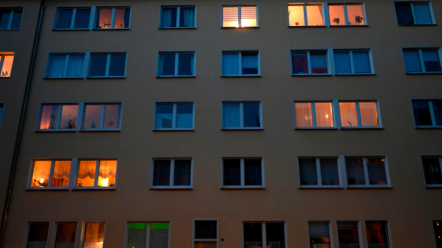 בניין מגורים משפחות בבתים הסגר סגר נגיף קורונה דורטמונד גרמניה (צילום: AFP)