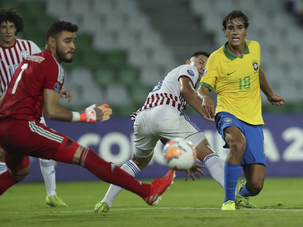 גומז במשחק של ברזיל הצעירה מול פרגוואי (צילום: AP)