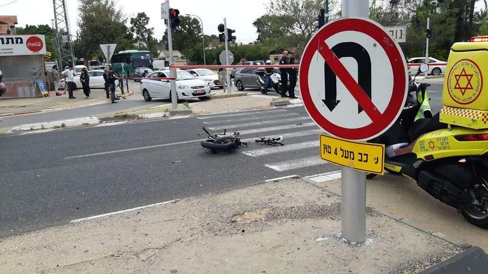 תאונת דרכים בהוד השרון (צילום: ישראל שמש, תיעוד מבצעי מד״א)