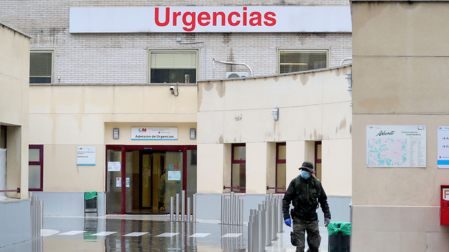 נגיף קורונה ספרד חייל בית חולים שדה מדריד (צילום: EPA)