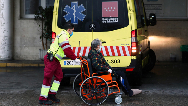 נגיף קורונה ספרד העברת חולה בית חולים מדריד (צילום: רויטרס)
