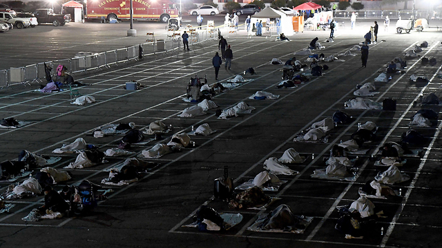 מקלט מאולתר ב חניון ל חסרי בית לאס וגאס  נגיף קורונה (צילום: AFP)
