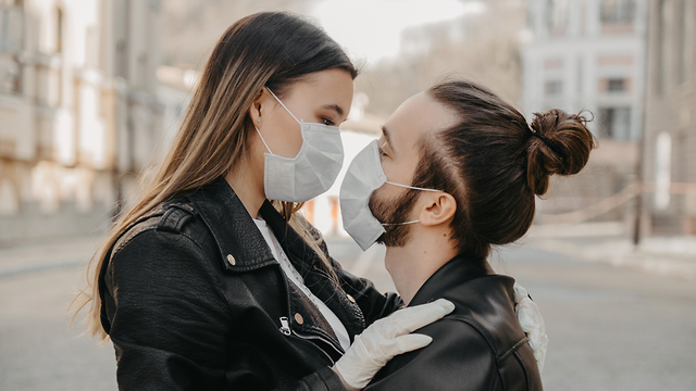 איש ואישה עם מסכות קורונה על הפנים (צילום: Shutterstock)