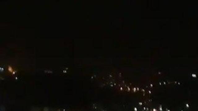 סוריה מאשימה: מטוסי קרב ישראליים שיגרו טילים מלבנון אל אזור חומס ()