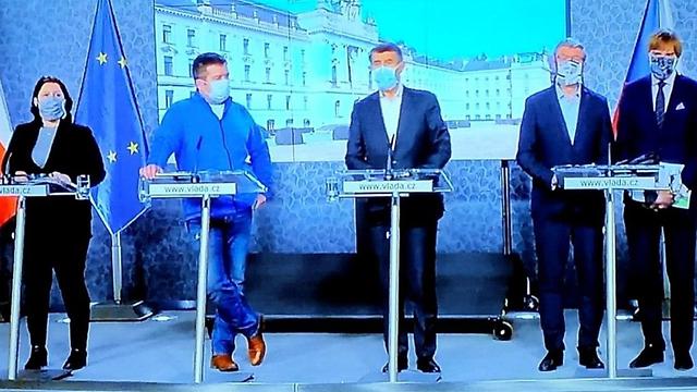 ראש ממשלת צ'כיה אנדריי באביש עם מסכה ()