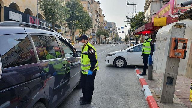 משטרה ומחסומים בכניסה לבני ברק ()