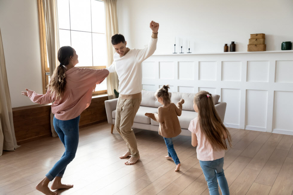 הורים ילדים רוקדים בסלון (צילום: shutterstock)