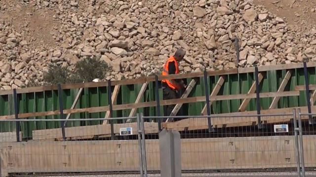 עובדים כרגיל בתשתיות רכבת ישראל (צילום: אביהו שפירא)