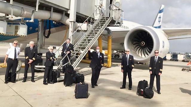 צוות מטוס אל על ליד המטוס בנמל התעופה של מלבורן אוסטרליה (צילום: אל על)