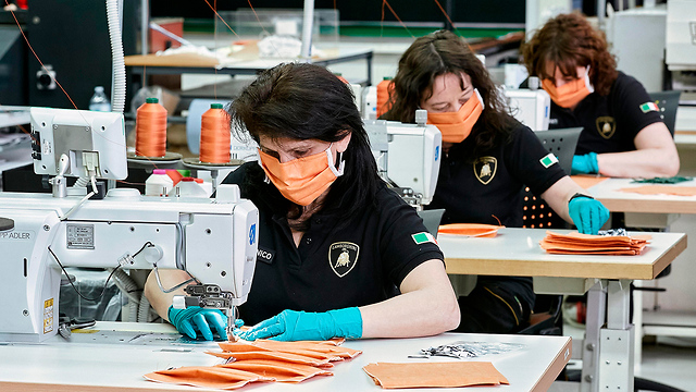 Пошив защитных масок на заводе Lamborghini в Италии. Фото: AFP