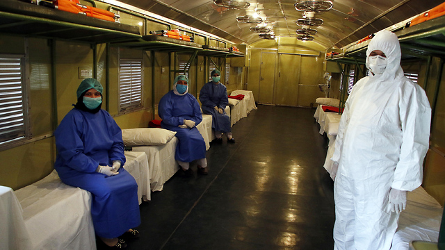 נגיף קורונה רוואלפינדי פקיסטן הופכים קרונות רכבת לתאי בידוד ל נשאים (צילום: EPA)