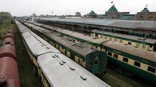 נגיף קורונה רוואלפינדי פקיסטן הופכים קרונות רכבת לתאי בידוד ל נשאים (צילום: EPA)