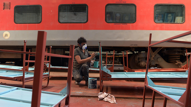 נגיף קורונה הודו הופכים קרונות רכבת לתאי בידוד ל נשאים (צילום: AFP)