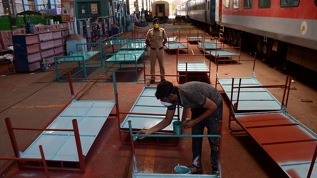 נגיף קורונה הודו הופכים קרונות רכבת לתאי בידוד ל נשאים (צילום: AFP)