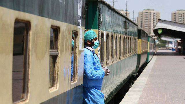 נגיף קורונה קראצ'י פקיסטן הופכים קרונות רכבת לתאי בידוד ל נשאים (צילום: EPA)