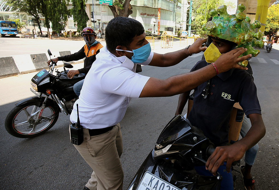 נגיף קורונה הודו שוטר תנועה שם  קסדת קורונה על נהג ל הגברת המודעות בנגלור (צילום: EPA)
