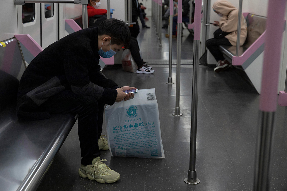 נגיף קורונה סין החיים אחרי הסגר קוד בריאות ירוק ב סמרטפון טלפון (צילום: AP)