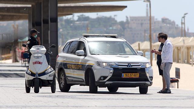 Полицейский контроль за карантином в Тель-Авиве. Фото: Моти Кимхи