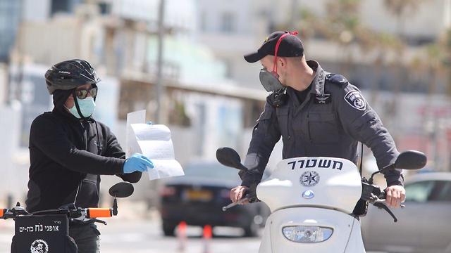 Полицейский контроль за карантином в Тель-Авиве. Фото: Моти Кимхи