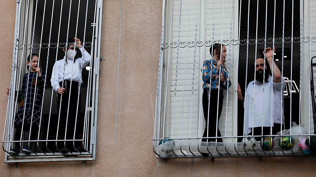 תושבי בני ברק בזמן הסגר של המשטרה (צילום: AFP)