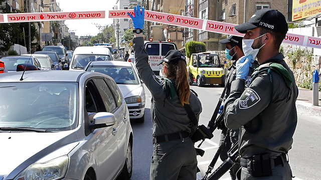 תושבי בני ברק בזמן הסגר של המשטרה (צילום: AFP)