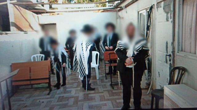 Нарушители правил карантина в синагоге в Модиин-Илите. Фото: пресс-служба полиции