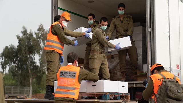 Служба тыла раздает еду в Бней-Браке. Фото: пресс-служба ЦАХАЛа