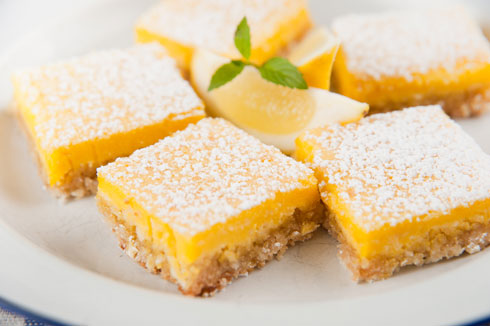 קינוח מושלם למי שטוען שהוא לא אוהב מתוק - ריבועי לימון (צילום: Shutterstock)