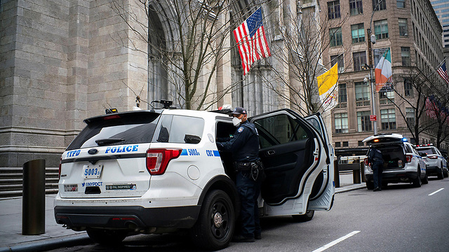 ניידת משטרה ליד קטדרלת פטריק הקדוש ב ניו יורק ארה