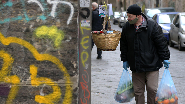 נגיף קורונה איטליה נאפולי אנג'לו פקוני סל הזדהות תרומות רחוב (צילום: AFP)