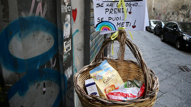 נגיף קורונה איטליה נאפולי אנג'לו פקוני סל הזדהות תרומות רחוב (צילום: AFP)