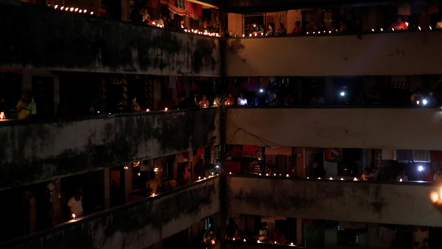 נגיף קורונה הודו מרפסות פרברי ניו דלהי מדליקים נרות (צילום: רויטרס)