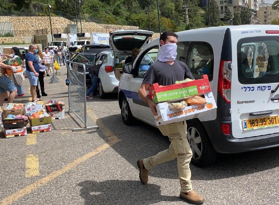 אריזת חבילות מזון בחיפה (צילום: ראובן כהן)