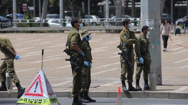 מחסומים משטרתיים בכיכר רבין (צילום: מוטי קמחי)